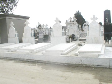 Groparii care au furat bijuterii dintr-un cavou rămân în arest